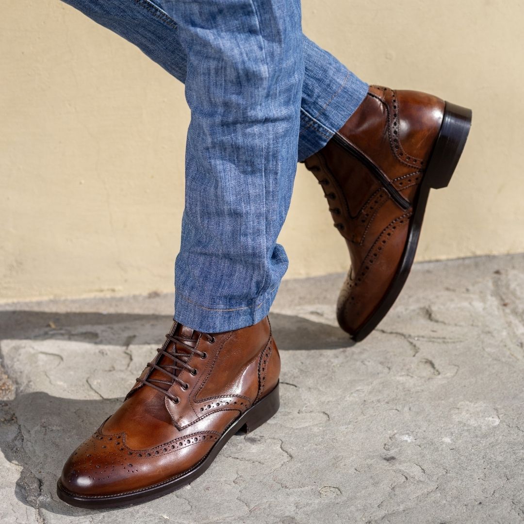 Stivaletto anfibio alto con lavorazione brogue da uomo in pelle colore cuoio - LeonardoShoes