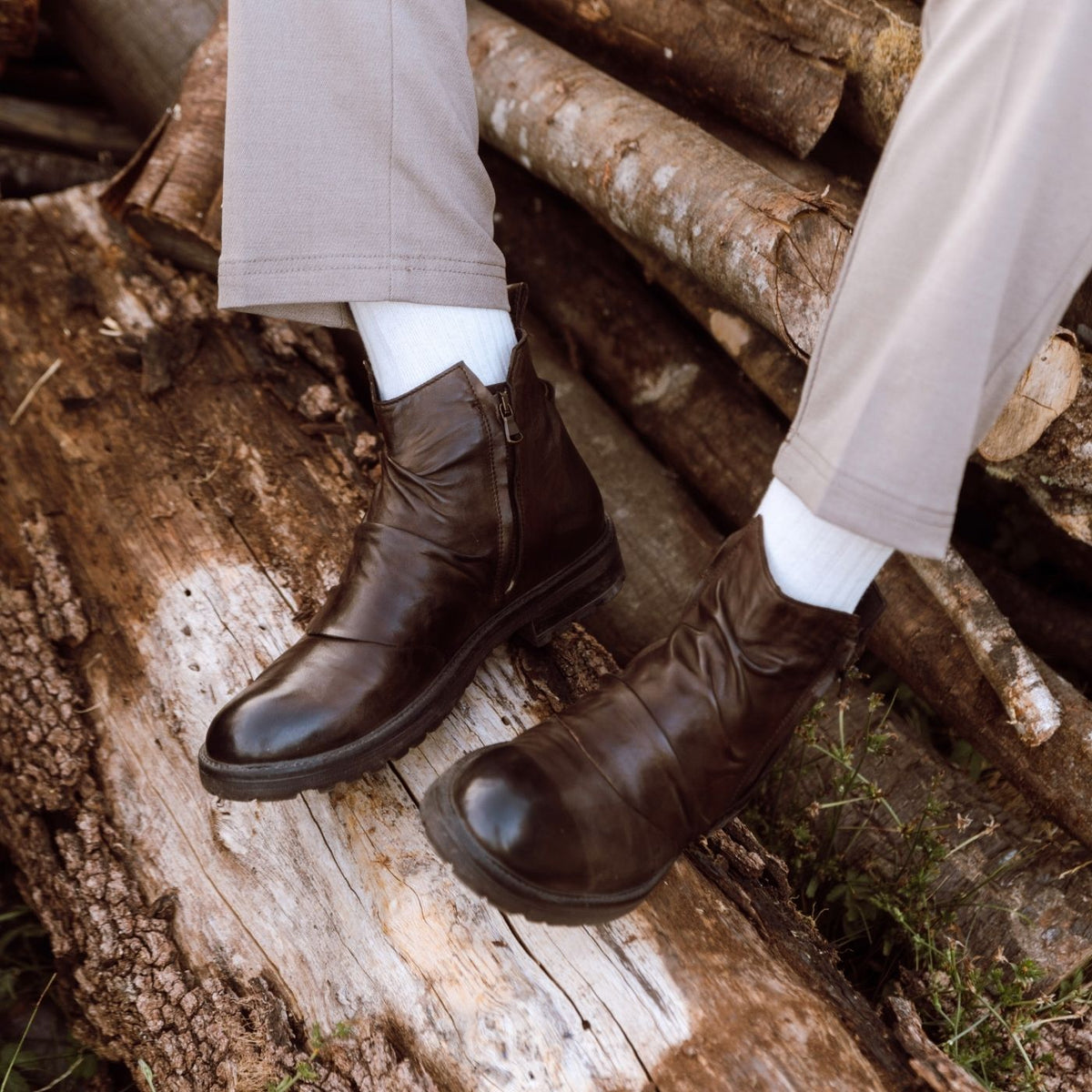Stivaletto da uomo con arricciatura in pelle colore marrone scuro - LeonardoShoes