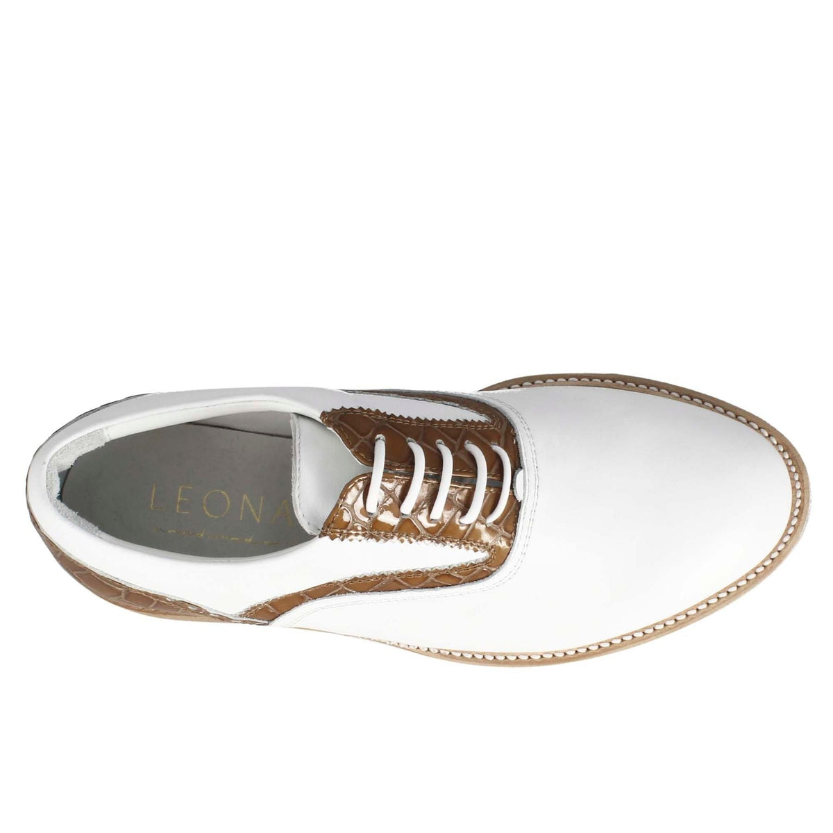 Scarpe da golf artigianali in pelle bianca con dettagli in colore marrone chiaro. - LeonardoShoes