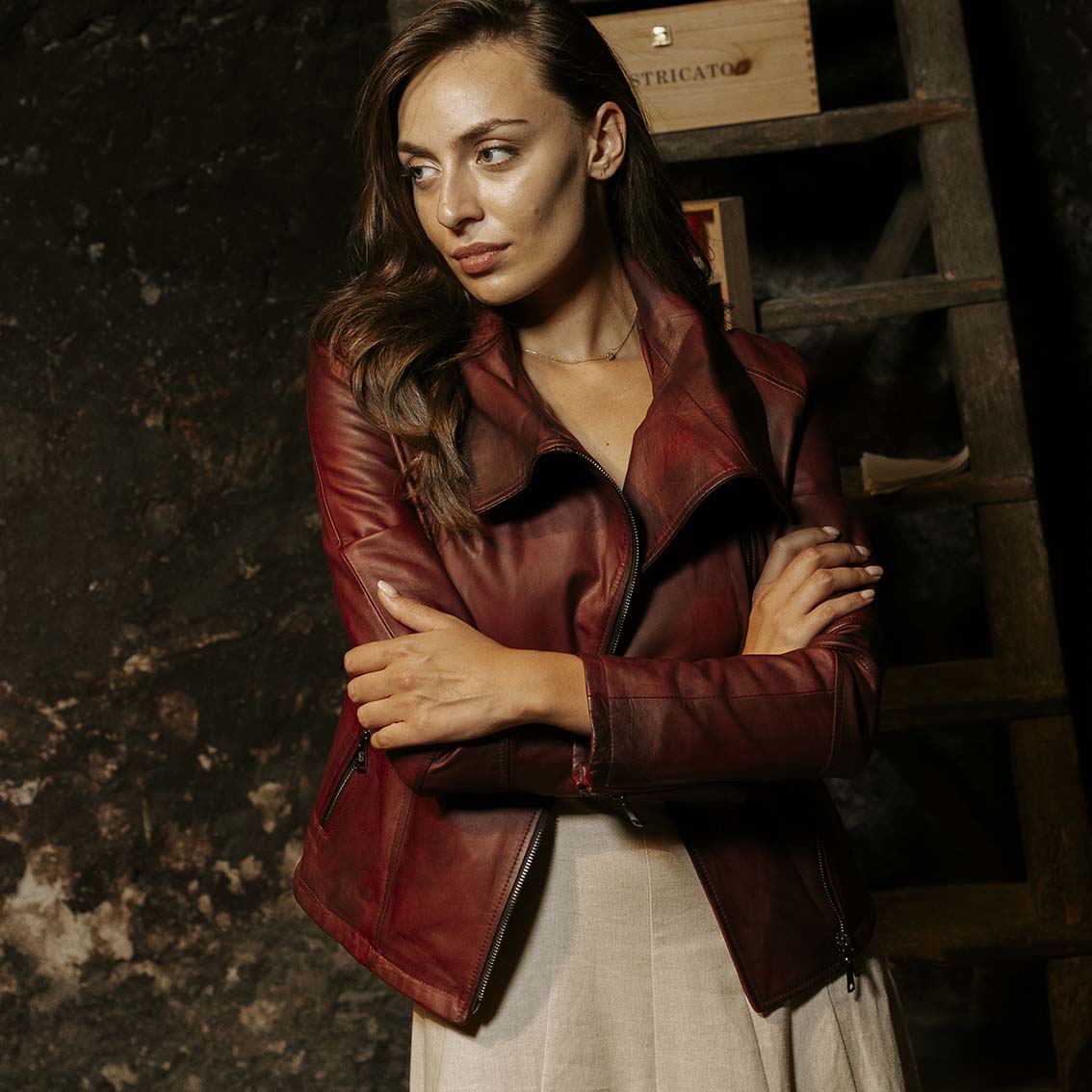 Giacca da donna in pelle bordeaux collo alto e doppio petto - LeonardoShoes