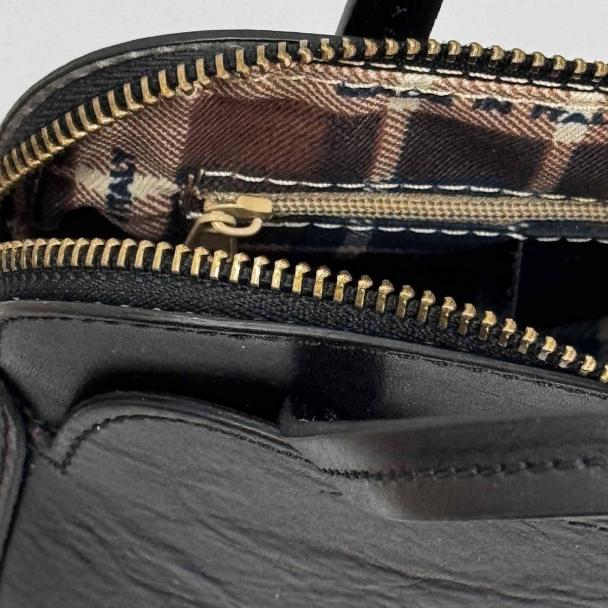 Borsa a tracolla Livia da donna in pelle nera semi lucida - LeonardoShoes