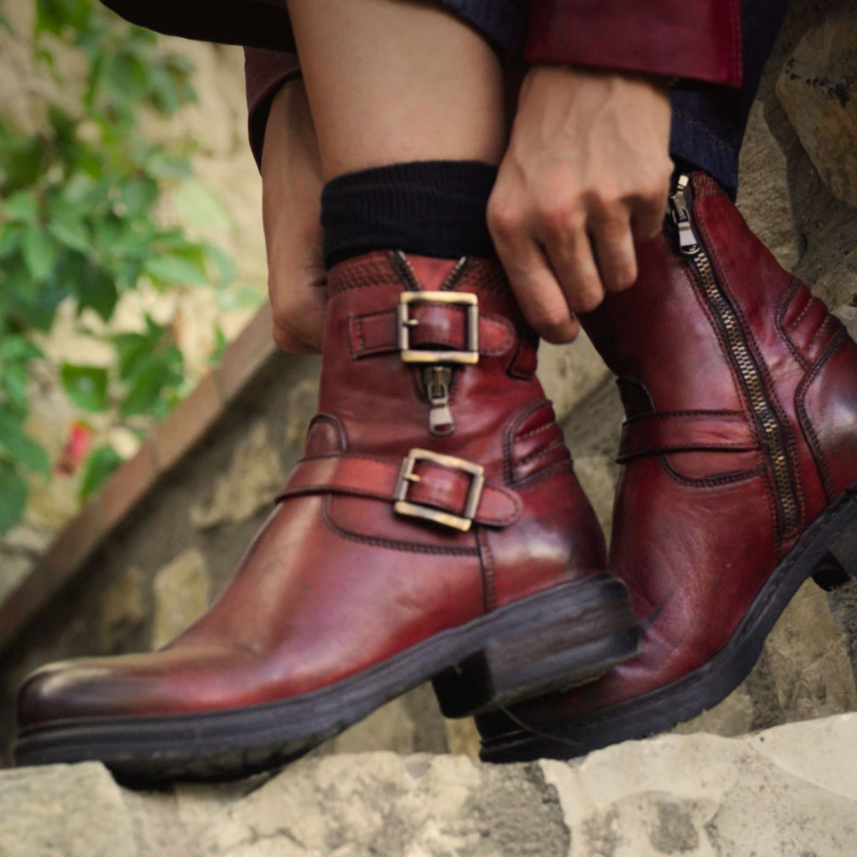 Stivaletto da donna con doppia fibbia in vera pelle colore rosso - LeonardoShoes