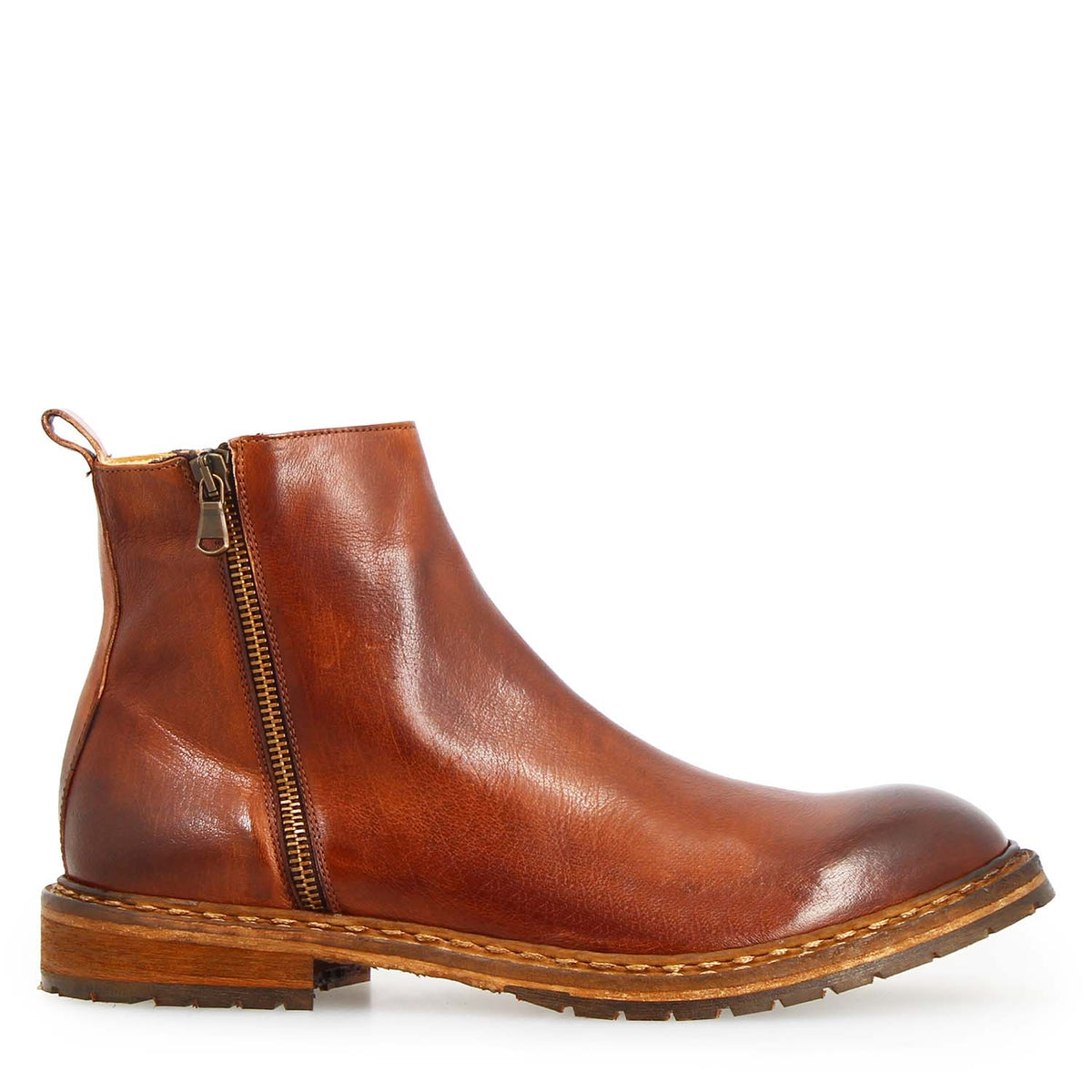 Stivaletto uomo Enea con zip in pelle marrone cognac tinta a mano - vista laterale