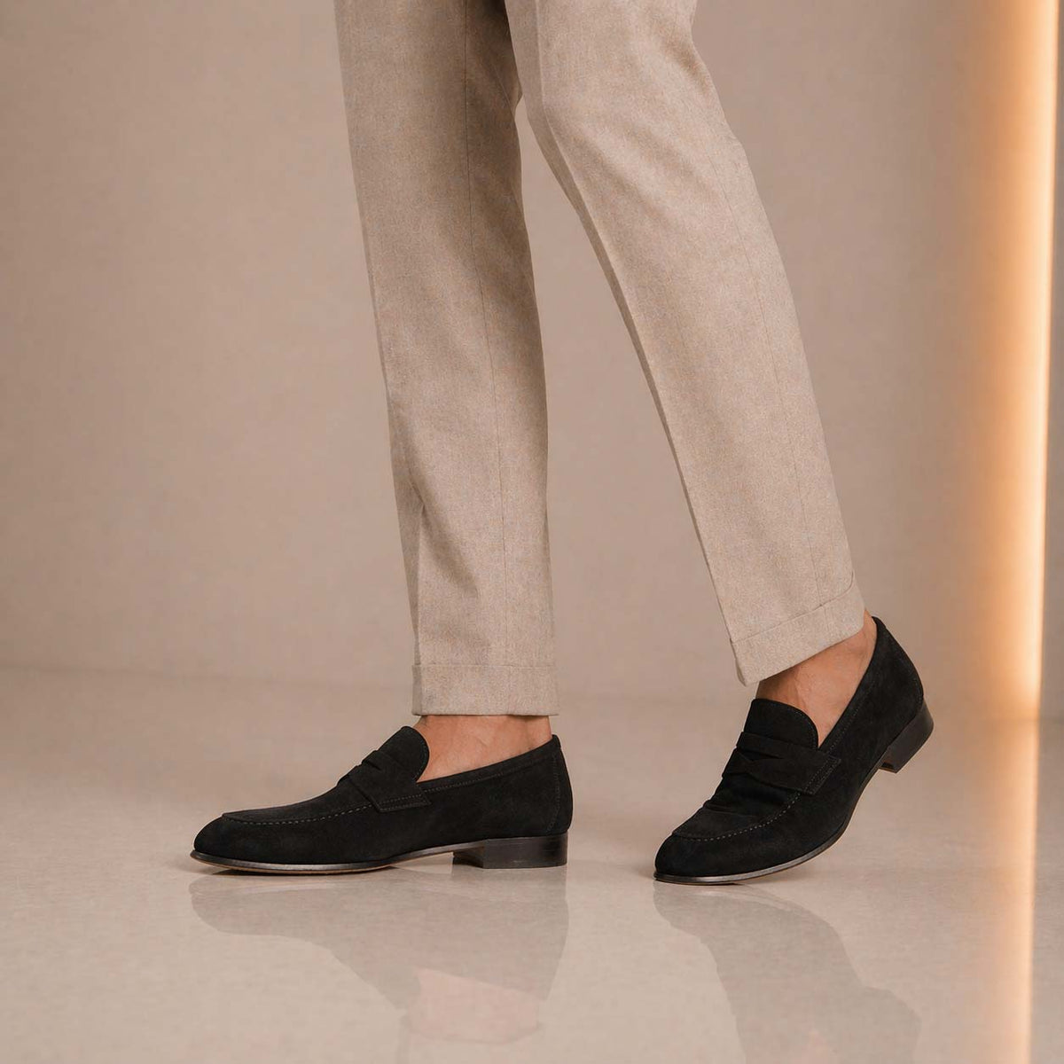 Mocassino artigianale uomo in camoscio nero Manfredo - LeonardoShoes
