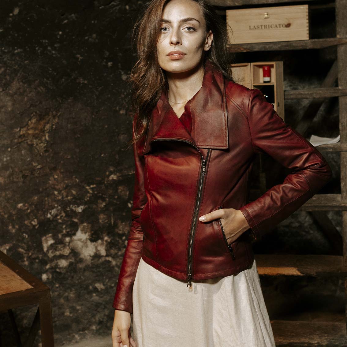 Giacca da donna in pelle bordeaux collo alto e doppio petto - LeonardoShoes